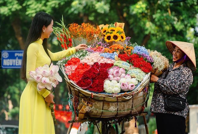 Những gánh hàng hoa là một nét đẹp đặc trưng của mùa Thu Hà Nội. Ảnh: Khánh Hoà - TTXVN 