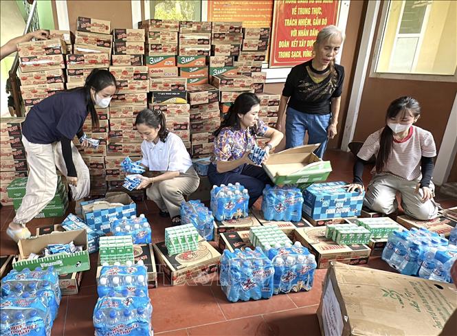 Đoàn từ thiện tỉnh Đắk Lắk chia sẻ khó khăn với với bà con vùng lũ lụt Vị Xuyên (Tuyên Quang). Ảnh: Đức Thọ - TTXVN