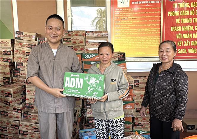 Đoàn từ thiện tỉnh Đắk Lắk chia sẻ khó khăn với với bà con vùng lũ lụt Vị Xuyên (Tuyên Quang). Ảnh: Đức Thọ - TTXVN 