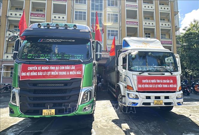 Chuyến xe chở hàng từ thiện tỉnh Đắk Lắk chia sẻ khó khăn với với bà con vùng lũ lụt Vị Xuyên (Tuyên Quang). Ảnh: Đức Thọ - TTXVN 