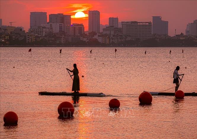 Vẻ đẹp rực rỡ của hoàng hôn mùa Thu Hồ Tây. Ảnh: Khánh Hoà - TTXVN 