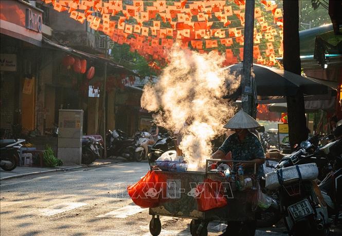 Cuộc sống thường nhật của người dân trong tiết Thu. Ảnh: Khánh Hoà - TTXVN 