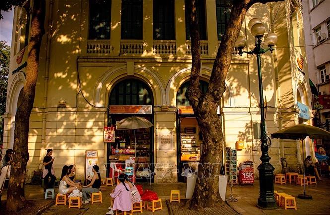 Hà Nội mỗi mùa đều mang một vẻ đẹp riêng, nhưng có lẽ mùa Thu là mùa khiến lòng người say đắm, xao xuyến hơn cả. Ảnh: Khánh Hoà - TTXVN
