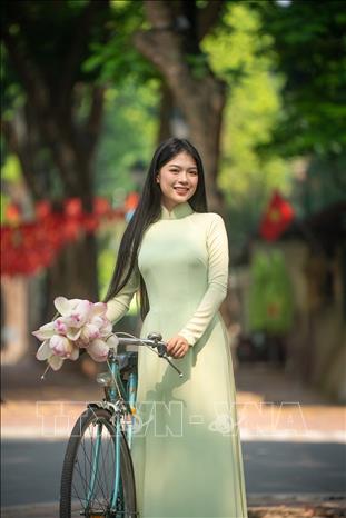 Thiếu nữ Hà Nội trong tiết trời Thu. Ảnh: Khánh Hoà - TTXVN 