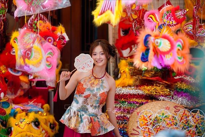 Tạp chí Time Out (Anh) bình chọn Hà Nội là một điểm đến lý tưởng để ngắm mùa Thu với không khí se lạnh và khung cảnh lung linh của Tết Trung Thu nơi phố cổ. Ảnh: Khánh Hoà - TTXVN