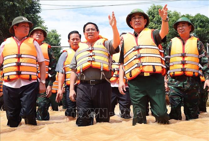 Thủ tướng Phạm Minh Chính chỉ đạo công tác cứu hộ, cứu nạn tại Thái Nguyên. Ảnh: Dương Giang-TTXVN 
