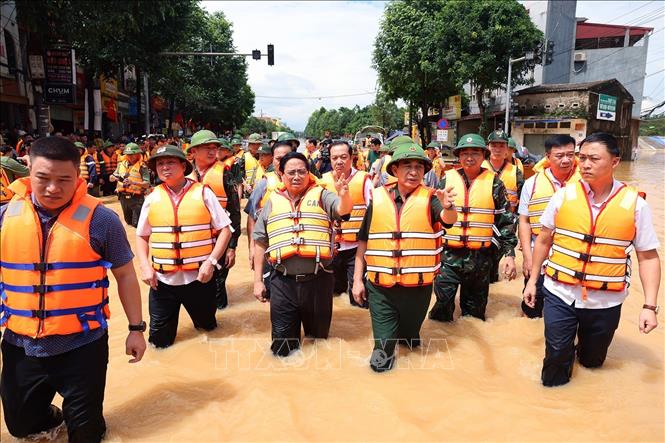 Thủ tướng Phạm Minh Chính chỉ đạo công tác cứu hộ, cứu nạn và khắc phục hậu quả lũ lụt gây ngập trên diện rộng tại khu vực phường Phan Đình Phùng, tỉnh Thái Nguyên. Ảnh: Dương Giang-TTXVN 
