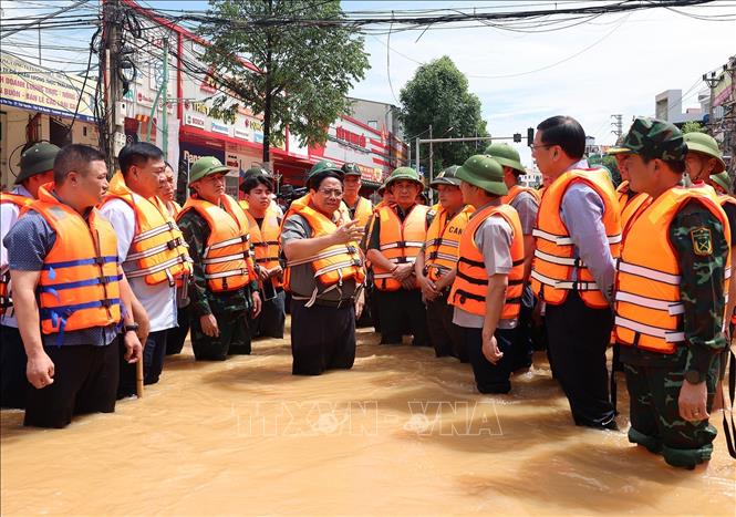 Thủ tướng Phạm Minh Chính chỉ đạo công tác cứu hộ, cứu nạn và khắc phục hậu quả lũ lụt gây ngập trên diện rộng tại khu vực phường Phan Đình Phùng, tỉnh Thái Nguyên. Ảnh: Dương Giang-TTXVN 
