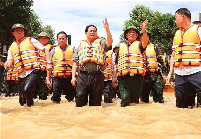 Thủ tướng Phạm Minh Chính chỉ đạo công tác cứu hộ, cứu nạn và khắc phục hậu quả lũ lụt gây ngập trên diện rộng tại khu vực phường Phan Đình Phùng, tỉnh Thái Nguyên. Ảnh: Dương Giang-TTXVN 
