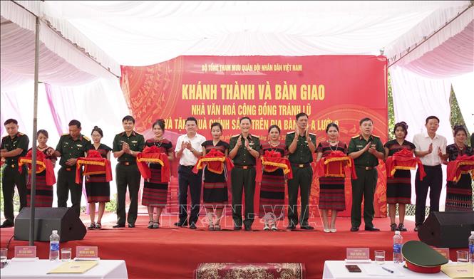 Trao quà hỗ trợ người dân A Lưới 3. Ảnh: TTXVN phát 
