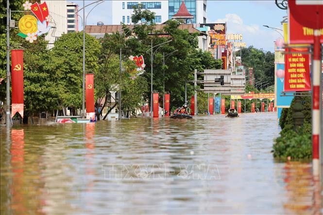 Ngập lụt trên tuyến đường Hoàng Văn Thụ, phường Phan Đình Phùng, tỉnh Thái Nguyên. Ảnh: Nhật Anh - TTXVN