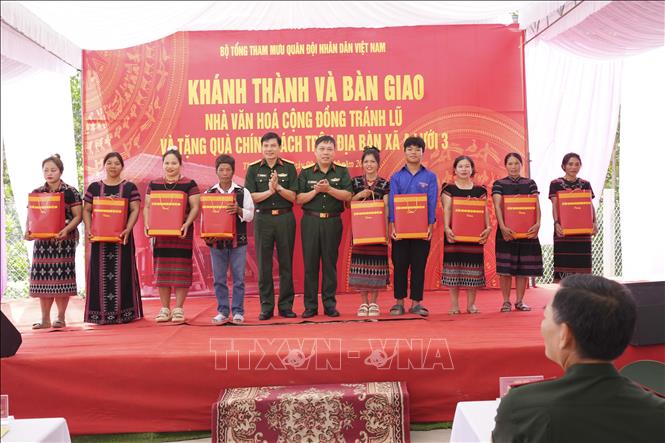 Trao quà hỗ trợ người dân A Lưới 3. Ảnh: TTXVN phát 