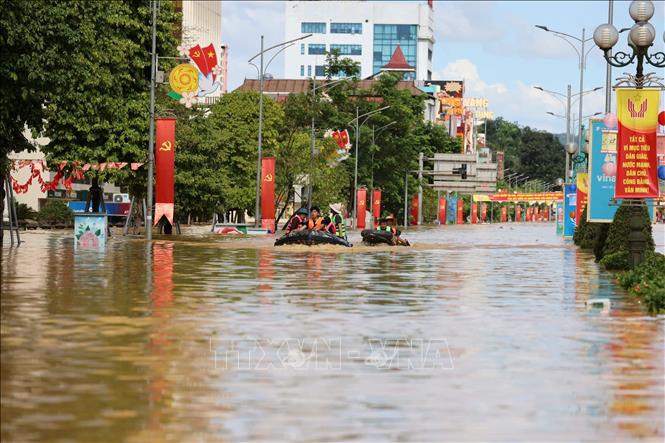 Ngập lụt trên tuyến đường Hoàng Văn Thụ, phường Phan Đình Phùng, tỉnh Thái Nguyên. Ảnh: Nhật Anh - TTXVN