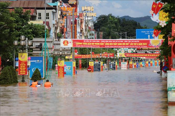 Ngập lụt trên tuyến đường Hoàng Văn Thụ, phường Phan Đình Phùng, tỉnh Thái Nguyên. Ảnh: Nhật Anh - TTXVN