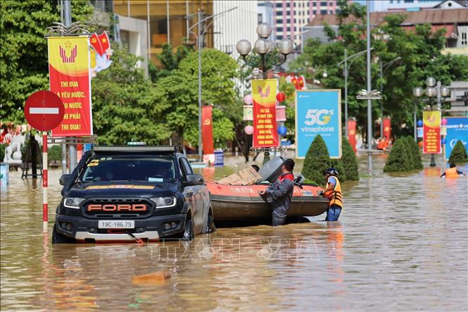 Triển khai xuồng cao su để vận chuyển đồ thiết yếu cho nhân dân khu vực bị ngập lụt ở phường Phan Đình Phùng, tỉnh Thái Nguyên. Ảnh: Nhật Anh - TTXVN