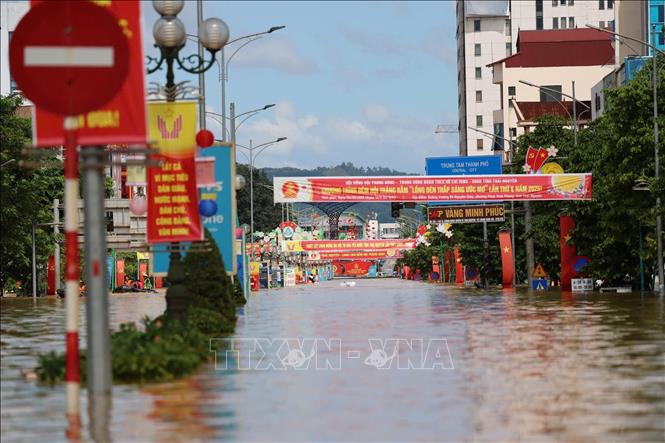 Ngập lụt trên tuyến đường Hoàng Văn Thụ, phường Phan Đình Phùng, tỉnh Thái Nguyên. Ảnh: Nhật Anh - TTXVN