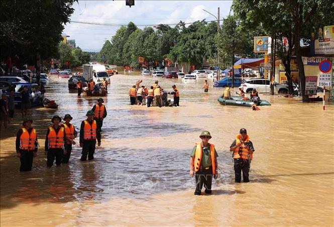 Các lực lượng triển khai cứu hộ, cứu nạn tại các khu vực bị ngập lụt. Ảnh: Dương Giang-TTXVN 
