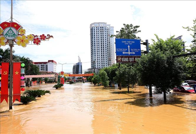 Nước sông Cầu dâng cao gây ngập lụt nhiều khu vực trung tâm tỉnh Thái Nguyên. Ảnh: Dương Giang-TTXVN 
