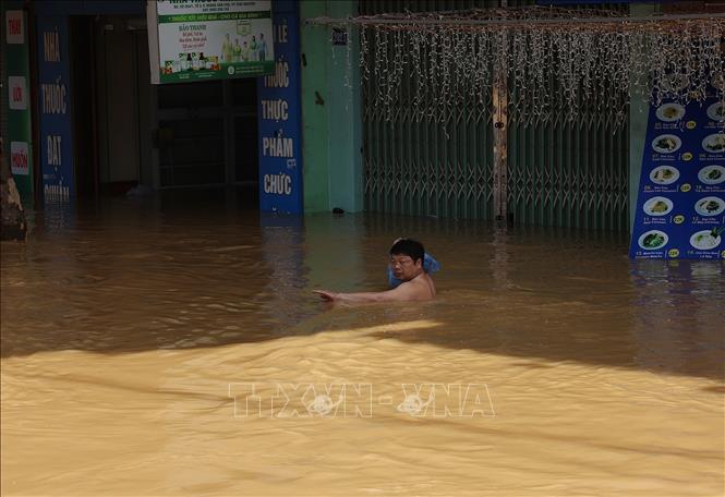 Khu vực phường Phan Đình Phùng bị ngập lụt, gây ảnh hưởng lớn đến đời sống nhân dân. Ảnh: Dương Giang-TTXVN 
