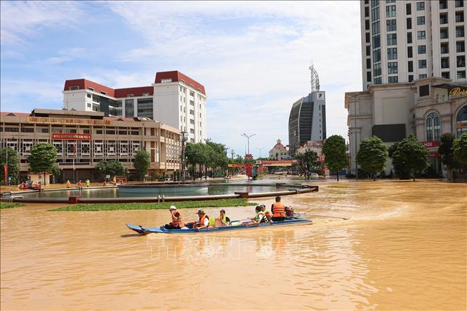Nước sông Cầu dâng cao, gây ngập lụt nhiều khu vực phường Phan Đình Phùng. Ảnh: Dương Giang-TTXVN 
