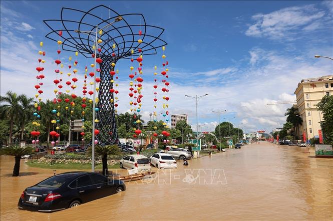 Nước sông Cầu dâng cao, gây ngập lụt nhiều khu vực trung tâm tỉnh lỵ Thái Nguyên. Ảnh: Dương Giang-TTXVN 
