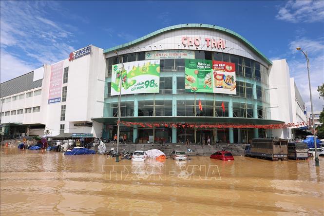 Nước sông Cầu dâng cao, gây ngập lụt nặng tại khu vực phường Phan Đình Phùng, tỉnh Thái Nguyên. Ảnh: Dương Giang-TTXVN 

