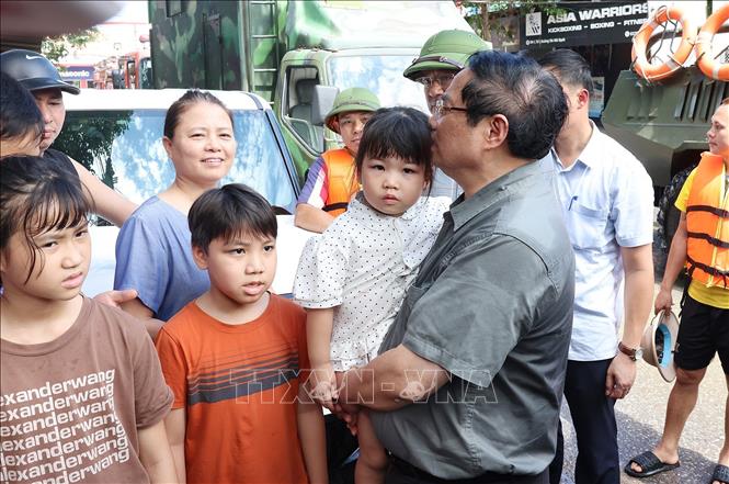 Thủ tướng Phạm Minh Chính thăm hỏi, động viên nhân dân bị ảnh hưởng lũ lụt tại phường Phan Đình Phùng. Ảnh: Dương Giang-TTXVN 
