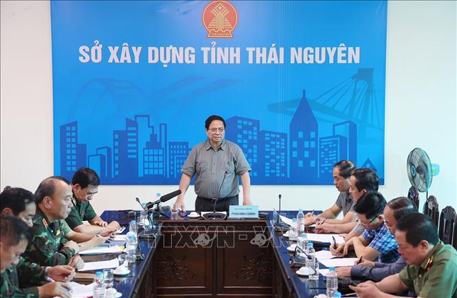 Thủ tướng Phạm Minh Chính làm việc với các đơn vị về công tác cứu hộ, cứu nạn và khắc phục hậu quả lũ lụt gây ngập tại tỉnh Thái Nguyên. Ảnh: Dương Giang-TTXVN