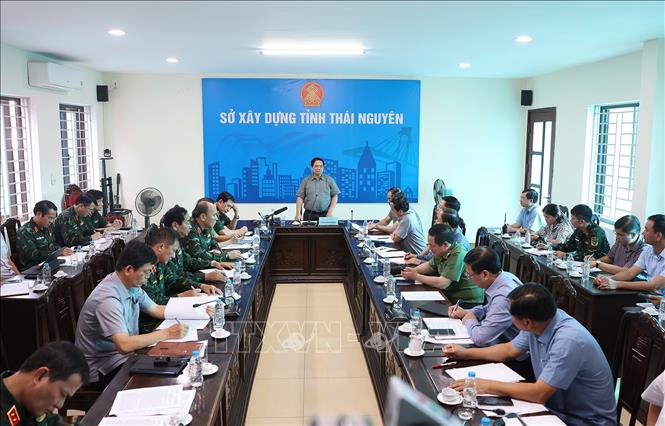 Thủ tướng Phạm Minh Chính làm việc với các đơn vị về công tác cứu hộ, cứu nạn và khắc phục hậu quả lũ lụt gây ngập tại tỉnh Thái Nguyên. Ảnh: Dương Giang-TTXVN