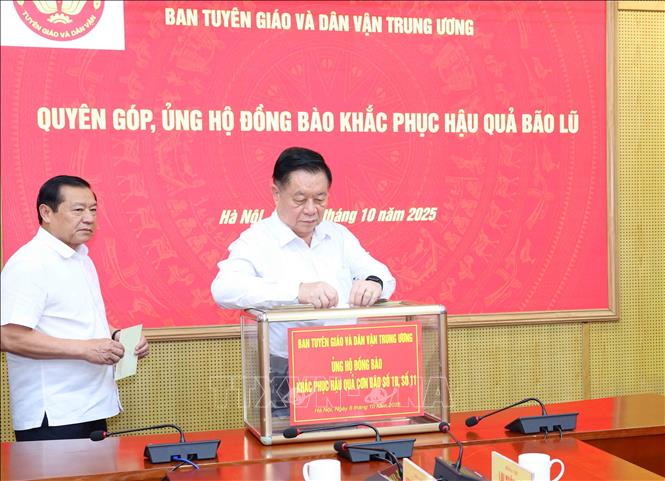 Đồng chí Nguyễn Trọng Nghĩa, Uỷ viên Bộ Chính trị, Bí thư Trung ương Đảng, Trưởng Ban Tuyên giáo và Dân vận Trung ương cùng các đồng chí lãnh đạo Ban quyên góp ủng hộ. Ảnh: Phương Hoa - TTXVN