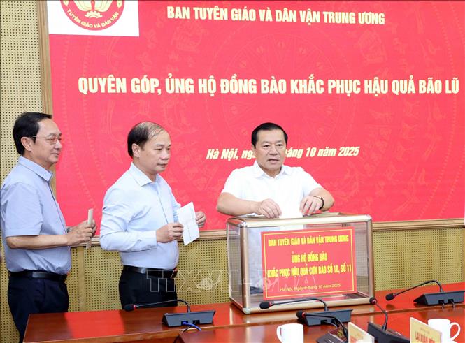 Các đồng chí lãnh đạo Ban Tuyên giáo và Dân vận Trung ương quyên góp ủng hộ. Ảnh: Phương Hoa - TTXVN