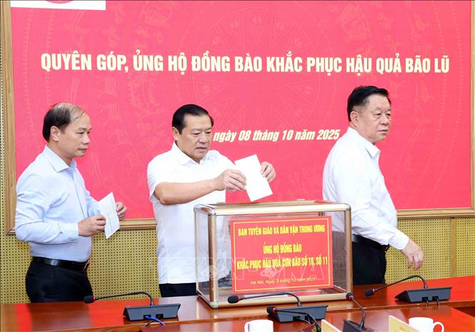 Các đồng chí lãnh đạo Ban Tuyên giáo và Dân vận Trung ương quyên góp ủng hộ. Ảnh: Phương Hoa - TTXVN