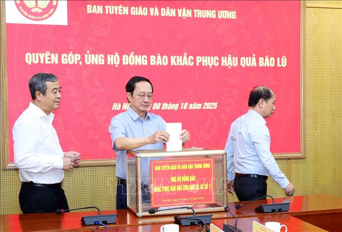 Các đồng chí lãnh đạo Ban Tuyên giáo và Dân vận Trung ương quyên góp ủng hộ. Ảnh: Phương Hoa - TTXVN