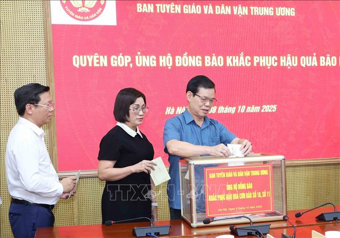 Các đồng chí lãnh đạo Ban Tuyên giáo và Dân vận Trung ương quyên góp ủng hộ. Ảnh: Phương Hoa - TTXVN