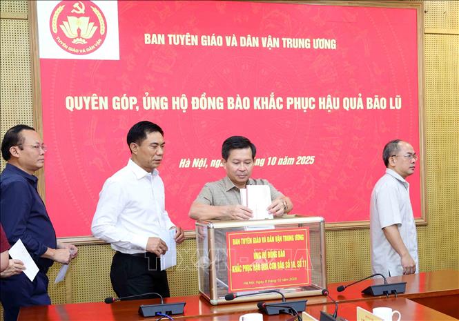 Cán bộ, công chức, người lao động Ban Tuyên giáo và Dân vận Trung ương quyên góp ủng hộ. Ảnh: Phương Hoa - TTXVN