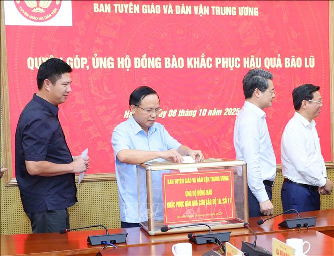 Các đồng chí lãnh đạo Ban Tuyên giáo và Dân vận Trung ương quyên góp ủng hộ. Ảnh: Phương Hoa - TTXVN