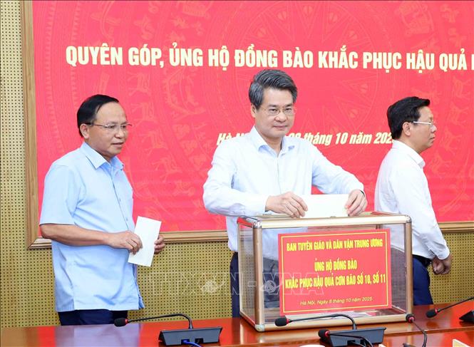 Các đồng chí lãnh đạo Ban Tuyên giáo và Dân vận Trung ương quyên góp ủng hộ. Ảnh: Phương Hoa - TTXVN