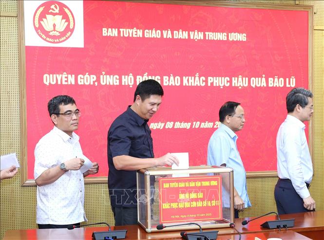 Cán bộ, công chức, người lao động Ban Tuyên giáo và Dân vận Trung ương quyên góp ủng hộ. Ảnh: Phương Hoa - TTXVN