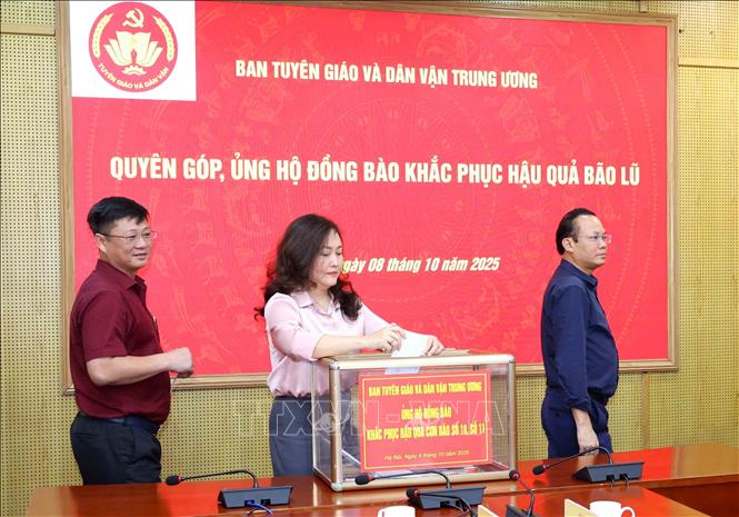 Cán bộ, công chức, người lao động Ban Tuyên giáo và Dân vận Trung ương quyên góp ủng hộ. Ảnh: Phương Hoa - TTXVN