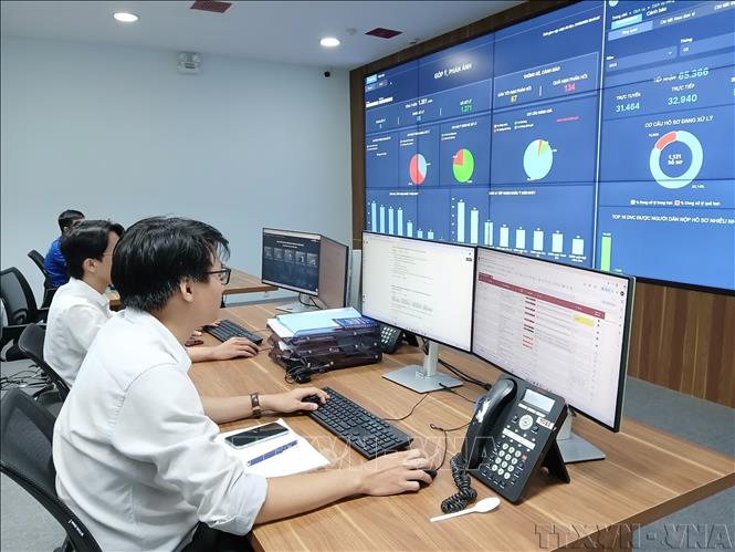 Trung tâm giám sát, điều hành thông minh (IOC) thành phố Đà Nẵng triển khai chia sẻ dữ liệu đến các phường, xã. Ảnh: Mỹ Hà – TTXVN