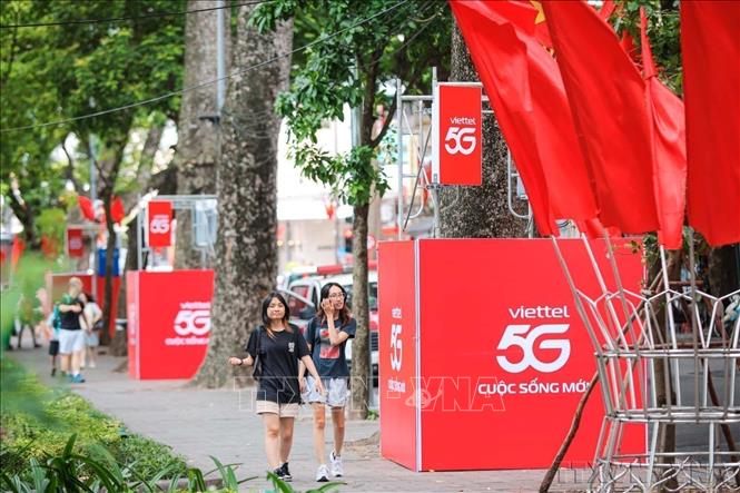1.700 trạm phát sóng 5G được lắp đặt trên các tuyến phố Hà Nội phục vụ nhu cầu truy cập internet cho người dân và du khách từ các tỉnh, thành tập trung về Thủ đô trong dịp Quốc khánh 2-9 (8/2025). Ảnh: Hoàng Hiếu - TTXVN