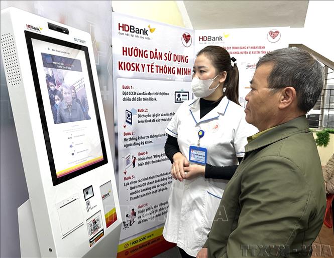 Ngành Y tế Hà Giang trang bị nhiều thiết bị, máy móc hiện đại phục vụ khám chữa bệnh. Trong ảnh: Hướng dẫn người dân sử dụng KIOSK y tế thông minh để kiểm tra thông tin đăng ký khám bệnh (2/2025). Ảnh: Đức Thọ - TTXVN