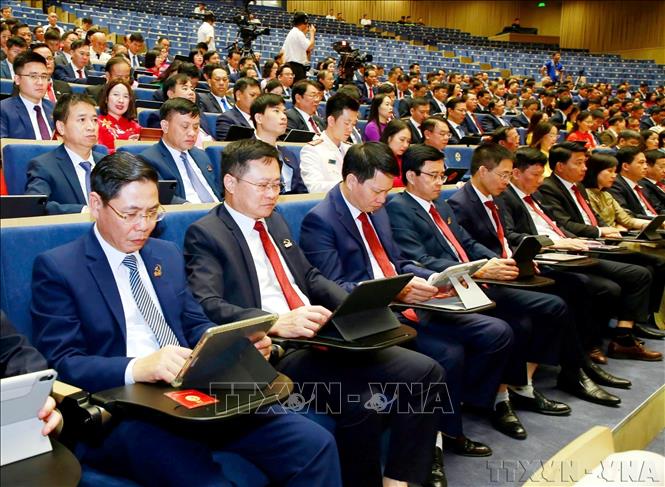 Các đại biểu dự Đại hội đại biểu Đảng bộ thành phố Hải Phòng lần thứ nhất, nhiệm kỳ 2025-2030, đọc văn kiện trên các thiết bị thông minh. Ảnh: Mạnh Tú - TTXVN