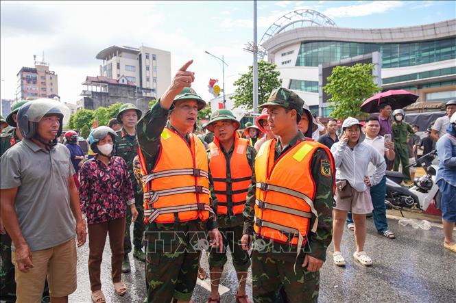 Thiếu tướng Dương Văn Quang, Phó Chính uỷ Quân khu 1 chỉ đạo công tác cứu hộ, giúp nhân dân vùng ngập lụt tỉnh Thái Nguyên khắc phục hậu quả. Ảnh: Phạm Tuấn Anh-TTXVN