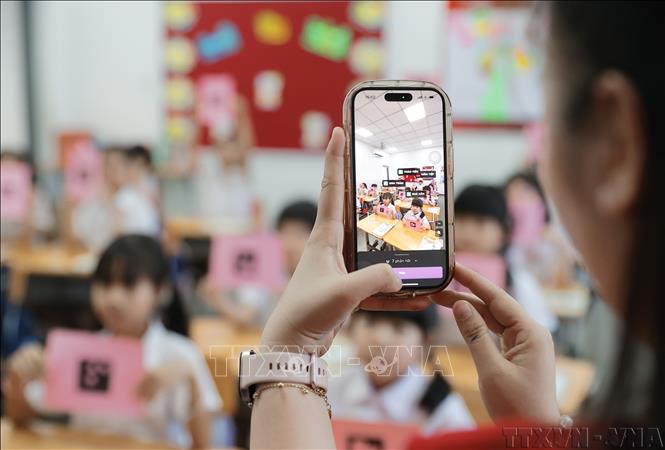 Ứng dụng công nghệ số trong giờ học thực hành tại Trường Hội nhập quốc tế iSchool Ninh Thuận (Khánh Hòa). Ảnh: Nguyễn Thành – TTXVN