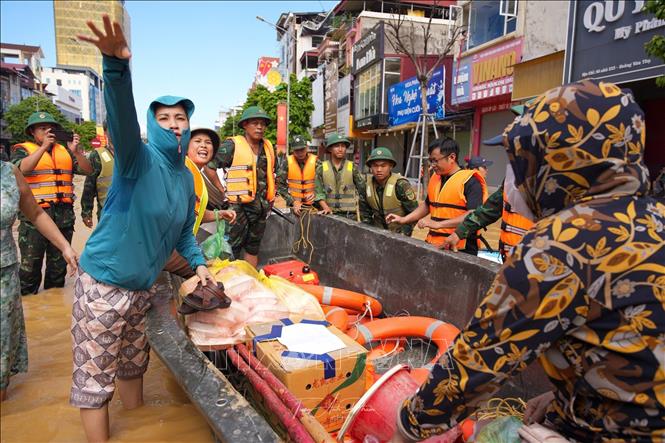 Đoàn cứu hộ Quân khu 1 cùng các thầy cô giáo tổ chức vận chuyển đồ cứu trợ vào Trường THPT Chuyên Thái Nguyên. Ảnh: Phạm Tuấn Anh-TTXVN