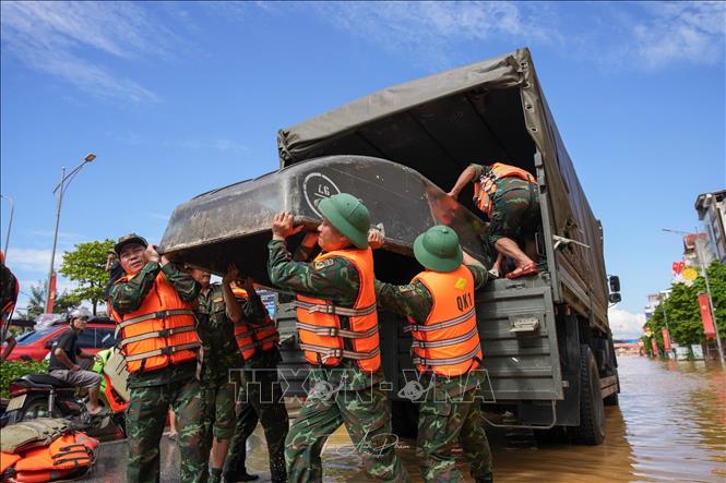 Lực lượng vũ trang Quân khu 1 triển khai phương tiện để giúp nhân dân tỉnh Thái Nguyên khắc phục hậu quả lũ lụt. Ảnh: Phạm Tuấn Anh-TTXVN