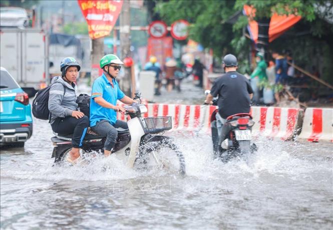 Đến trưa 8/10, đường phía trước Bệnh viện K Tân Triều vẫn còn ngập. Ảnh: Hoàng Hiếu - TTXVN