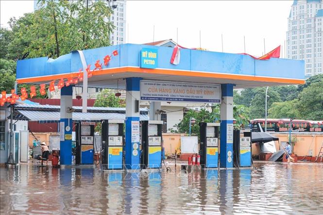 Một cây xăng trên đường Lê Đức Thọ phải tạm dừng hoạt động do ngập nước. Ảnh: Hoàng Hiếu - TTXVN