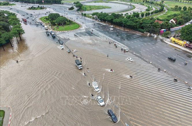 Phía trước SVĐ Mỹ Đình vẫn bị ngập lúc 11h ngày 8/10. Ảnh: Hoàng Hiếu - TTXVN